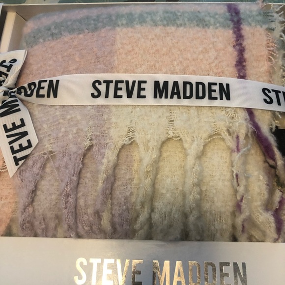 New steve madden blanket wrap and beanie with faux fur pom - Picture 3 of 6